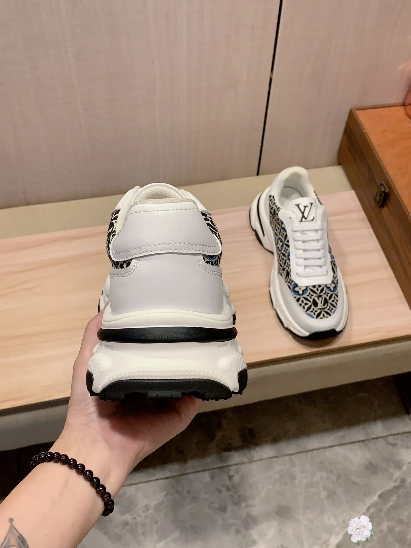 Men's Men's Shoes 💰460💰💰🎩🎩[Lightning][Lightning] "Lv*" The latest and most popular casual shoes, top brands [Seduce] Luxury ~ Purchasing Agency, Top ~ Quality. [Strong] The upper is made of imported breathable cowhide with material ➕ breathable sheepskin feet (•) and fine workmanship. The original stylish and stylish soft rubber wear-resistant and non-slip outsole is light and comfortable on the feet. The real thing looks better when photographed in person. 111: code: 38-44, 3️⃣ colors selected